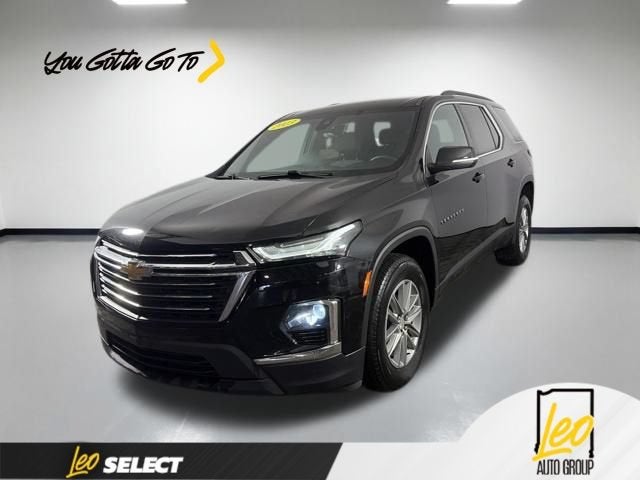 2023 Chevrolet Traverse LT Cloth in Mosaic Black Metallic — front three-quarter view