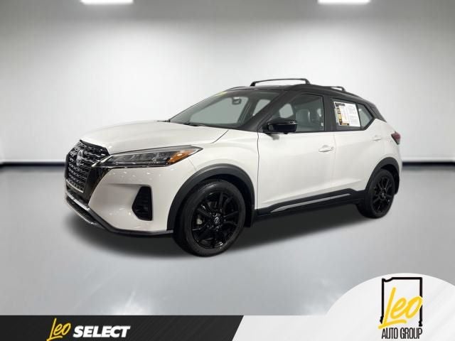 2023 Nissan Kicks SR Xtronic CVT in Aspen White Tricoat/Super Black — front three-quarter view