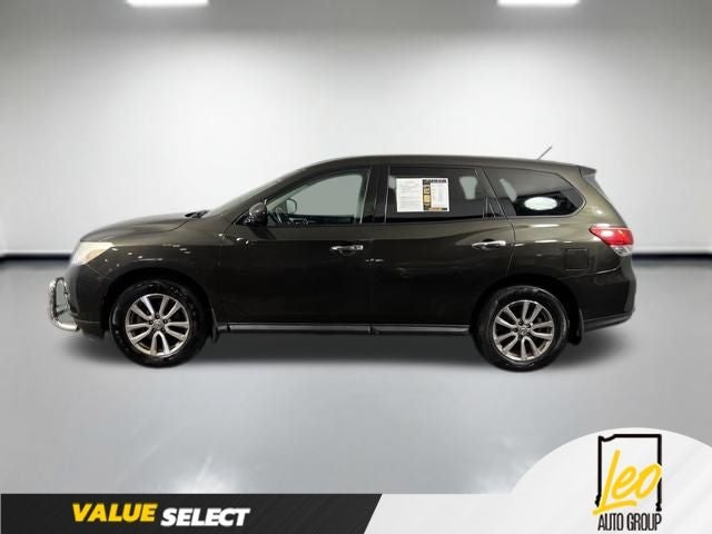2015 Nissan Pathfinder — side profile view