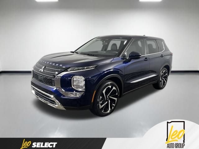 2024 Mitsubishi Outlander SE in Cosmic Blue Metallic — front three-quarter view