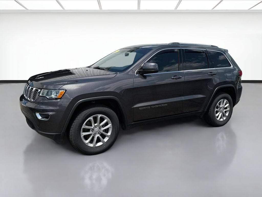 2021 Jeep Grand Cherokee Laredo E 4x4 in Gray — front three-quarter view